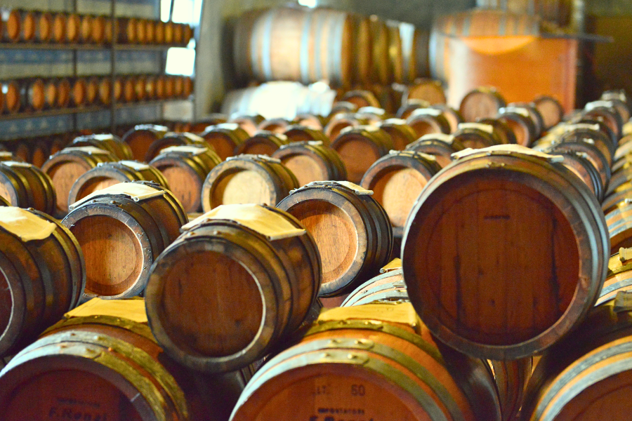 Batteria di botti in legno dell’acetaia, con i coperchi in tela