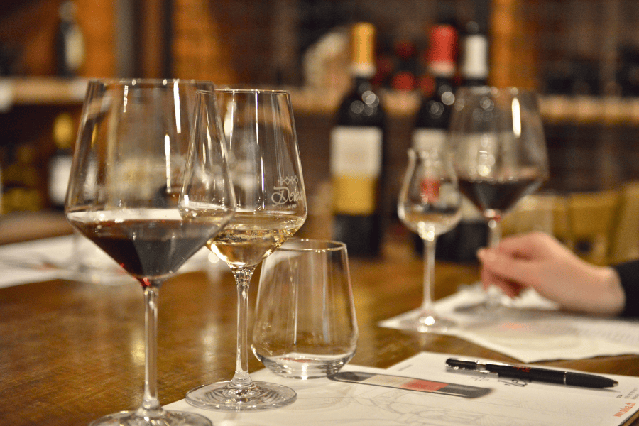 Tavolo di degustazione con i vini Carato e i calici